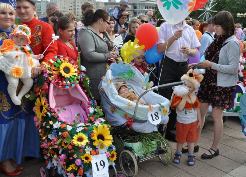 В Оренбурге прошел «Парад детских колясок»